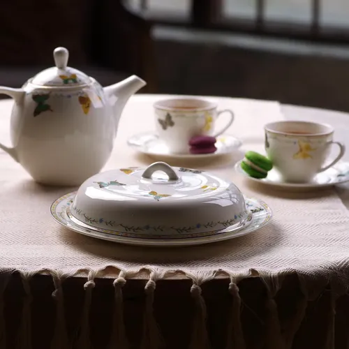 чайный набор с чашками и блюдцами