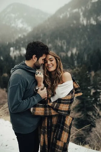 Пар Фото мужчина и женщина целуются в снегу