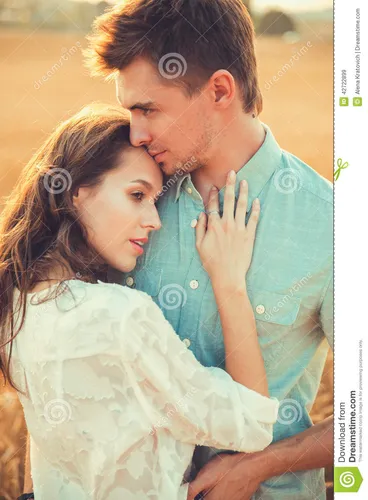 Пар Фото мужчина и женщина смотрят друг на друга
