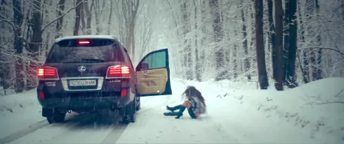 Пацана Фото человек, лежащий на снегу рядом с автомобилем