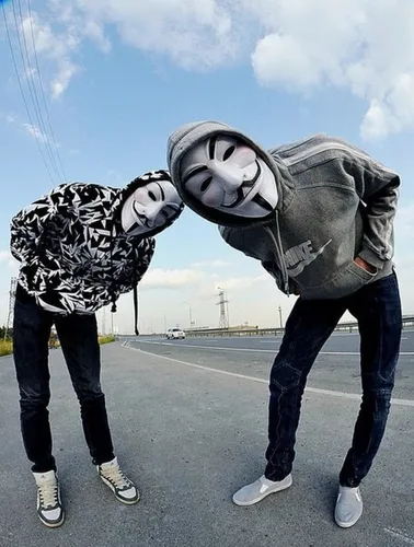 Пацанов Фото два человека в масках