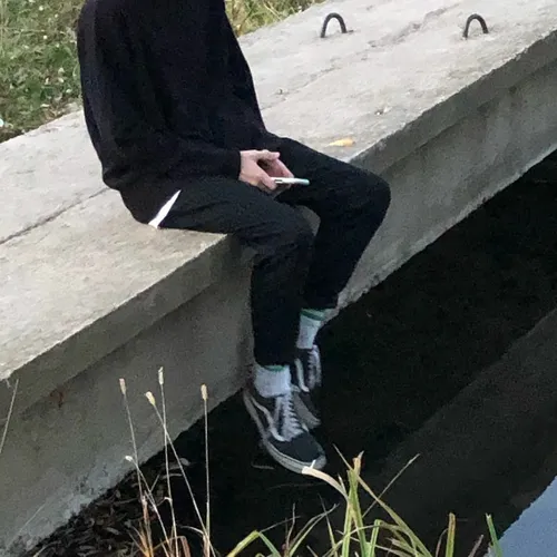 Пацанов Фото человек, сидящий на бетонном выступе