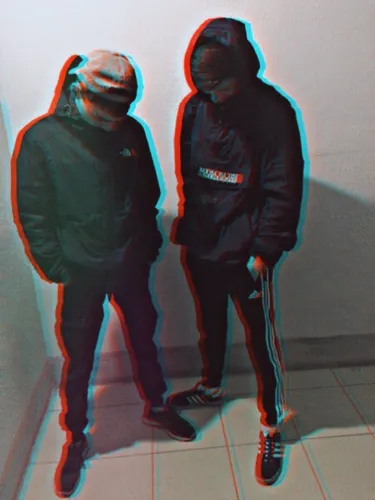 Пацанов Фото два человека в черных куртках