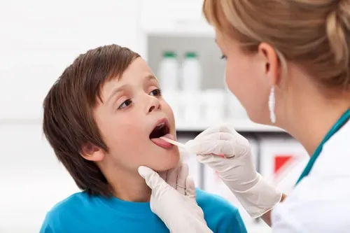 стоматолог осматривает зубы ребенка