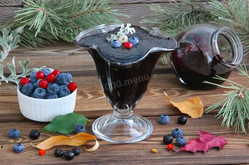 Черника Фото шоколадный торт с фруктами и стаканом молока на столе
