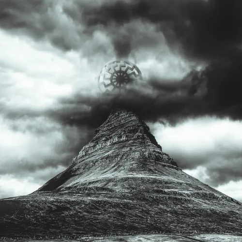 Черное Фото часы на вершине горы