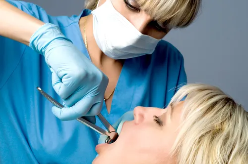 Этапы Заживления Лунки После Удаления Зуба Фото стоматолог осматривает пациента
