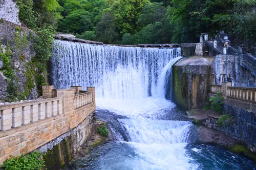 Абхазия Фото водопад с каменной стеной