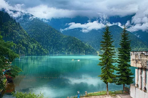 Абхазия Фото озеро в окружении гор