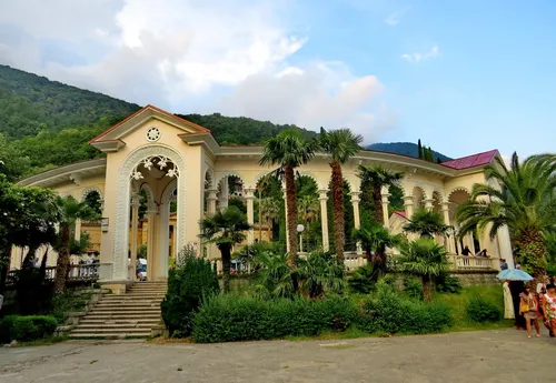 Абхазия Фото здание с пальмами и лестницей