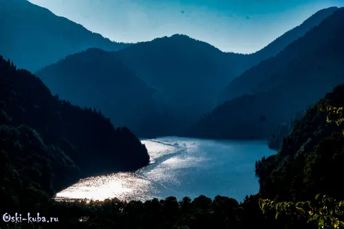 Абхазия Фото река, протекающая через долину с сомнительным звуком на заднем плане