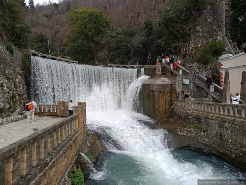 Абхазия Фото водопад с людьми, стоящими сбоку