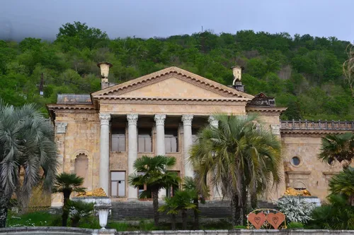 Абхазия Фото здание с колоннами и фонтаном перед ним