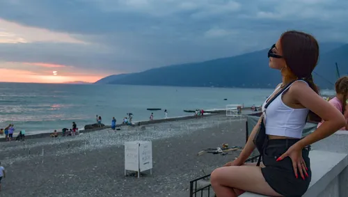 Ана Мена, Абхазия Фото женщина сидит на скамейке на пляже