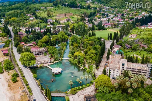 Абхазия Фото река с лодкой в ней и зданиями вокруг нее