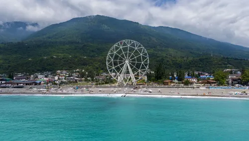 Абхазия Фото пляж с колесом обозрения