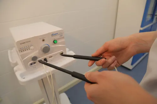 Бартолинит Фото человек, использующий стетоскоп для измерения пульса пациента