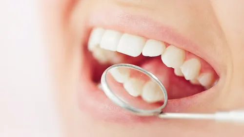 Болезни Языка Фото рот человека с тюбиком зубной пасты