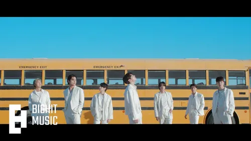 Дерек Чанг, Хе Юн, Масаки Суда, Хоу Минхао, Бтс Фото группа людей в белых халатах, стоящих перед школьным автобусом