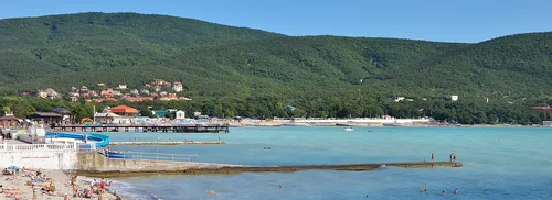 Геленджик Фото водоем с пляжем и зданиями у него