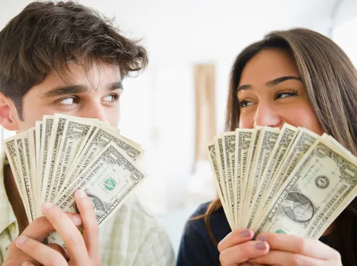 Суприя Джатав, Деньги Фото мужчина и женщина держат деньги