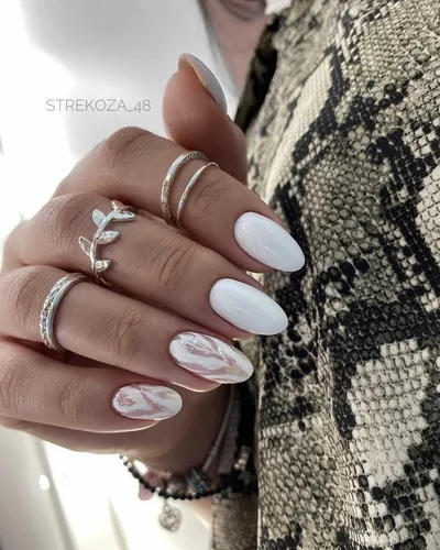 Дизайн Ногтей 2020 Новинки Фото женская рука с белыми ногтями и кольцом на пальце
