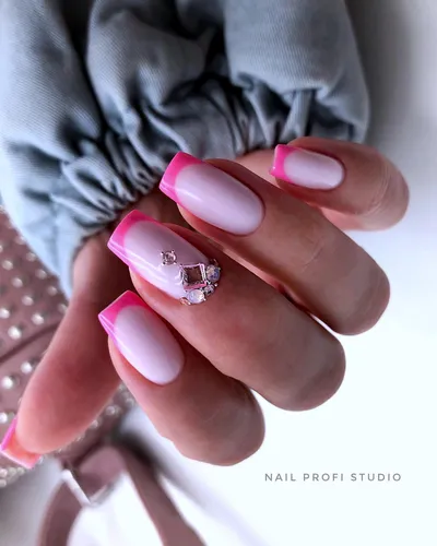 Дизайн Ногтей 2020 Новинки Фото женская рука с розовыми ногтями и кольцом на ней