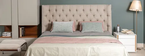 Дизайн Спальни Фото кровать с розово-белым одеялом