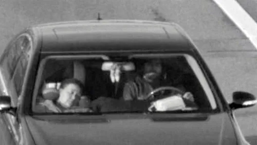 Заворотнюк Больной Фото черно-белое фото автомобиля с людьми в нем
