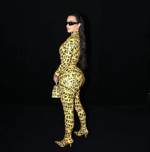 Худа Каттан, Ким Кардашьян Фото человек в костюме с леопардовым принтом
