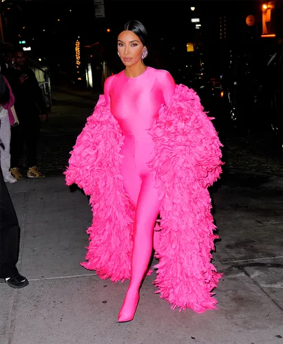 Ким Кардашьян Фото человек в розовом платье