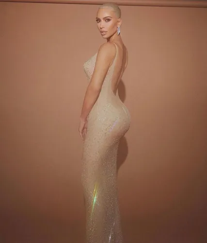 Лаура Кремаски, Ким Кардашьян Фото манекен в платье