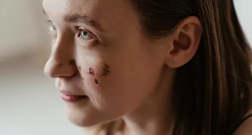 женщина с татуировкой на лице