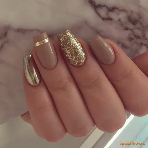 Красивые Ногти Фото рука с золотыми кольцами