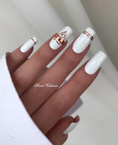 Красивые Ногти Фото рука с белыми ногтями