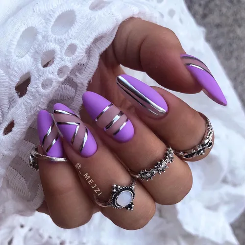 Красивые Ногти Фото рука с фиолетовыми ногтями