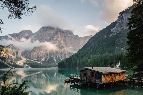Красивые Природы Фото дом на причале у озера с горами на заднем плане