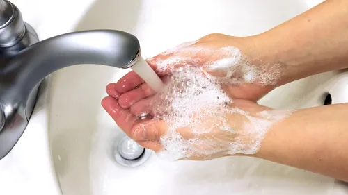 Нервная Экзема Фото человек моет руки в раковине
