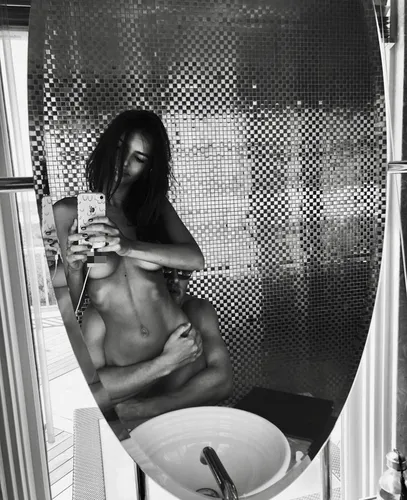 Эмили Ратайковски, Откровенные Фото человек в ванне