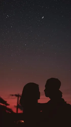 Парные Фото мужчина и женщина смотрят на звезды в небе