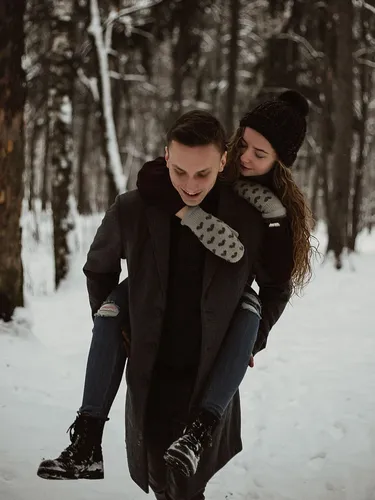 Парные Фото мужчина и женщина позируют в снегу