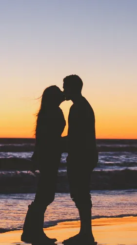 Парные Фото мужчина и женщина целуются на пляже