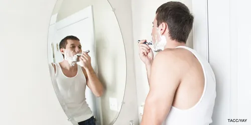 Стрептодермия Фото мужчина делает селфи в зеркале с мужчиной сзади