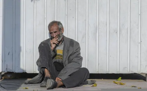 Бомжа Фото мужчина, сидящий на земле и курящий сигарету