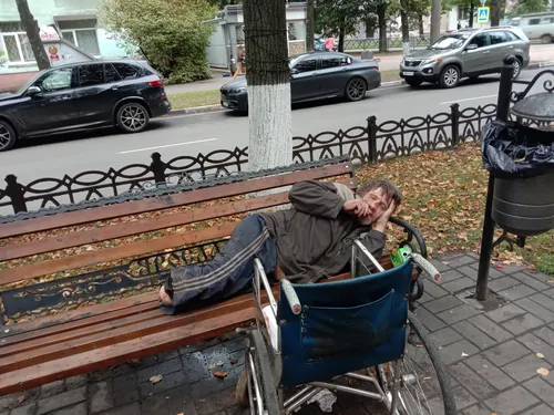 Бомжа Фото человек, спящий на скамейке