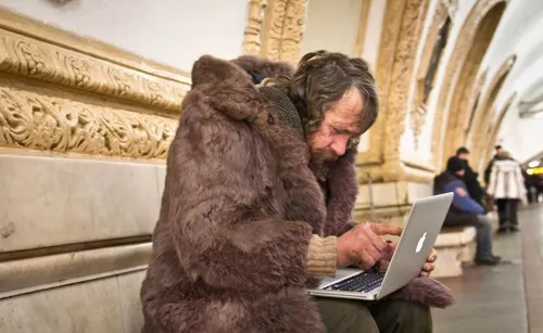 Бомжей Фото мужчина в медвежьей одежде с ноутбуком