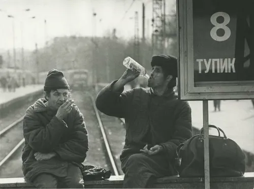 Бомжей Фото пара мужчин, сидящих в поезде, пьющих из бутылки