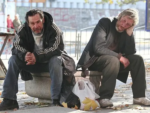 Джим Бридуэлл, Бомжей Фото пара мужчин сидит на скамейке с пакетом попкорна