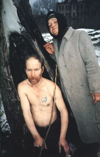 Степан Шкурат, Бомжей Фото мужчина держит палку рядом с мужчиной без рубашки