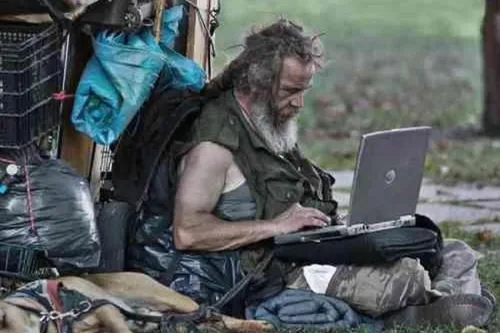 Бомжей Фото человек, использующий ноутбук